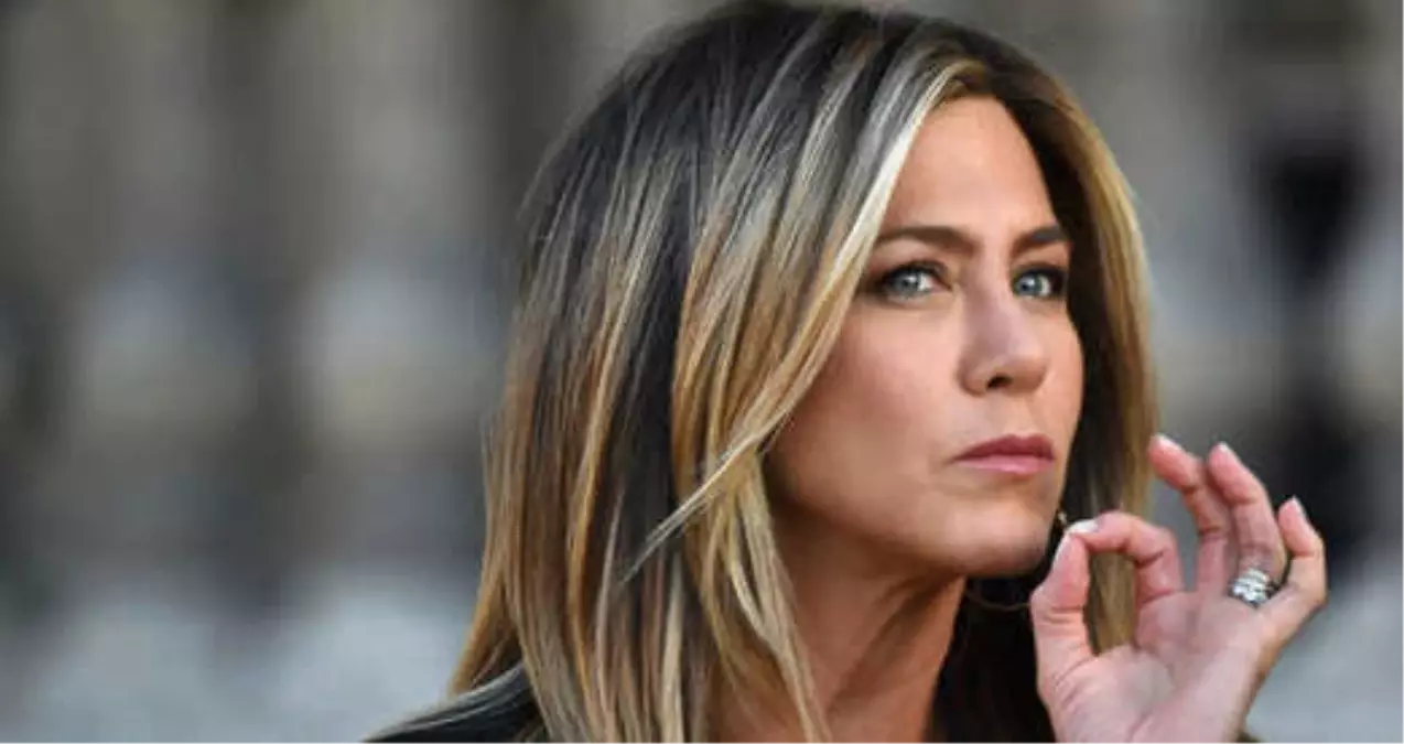 Jennifer Aniston, Dergi İçin İç Çamaşırsız Poz Verdi