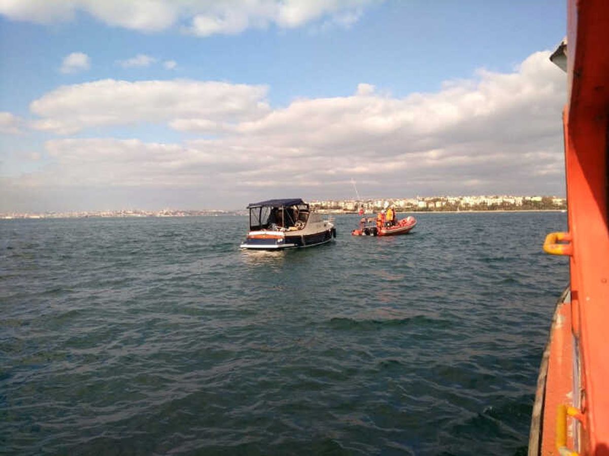 Kadıköy\'de Kayalıklara Çarpan Tekne Batma Tehlikesi Geçirdi