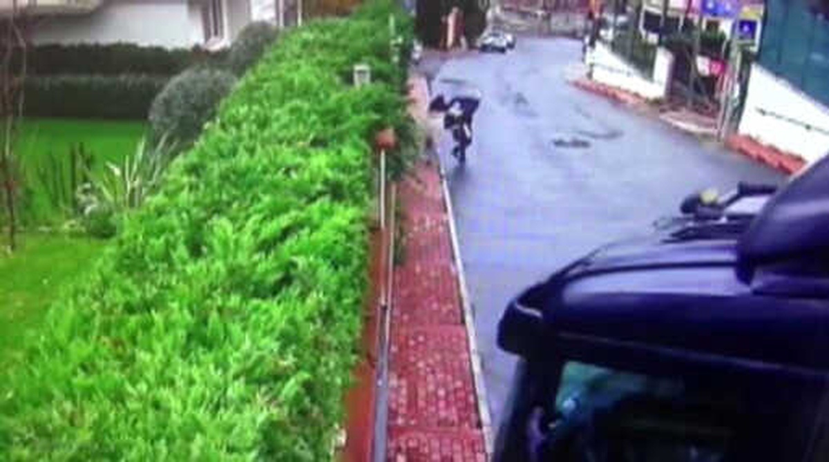 Kaldırımda Yürüyen İki Kadın Saniyelerle Kurtuldu