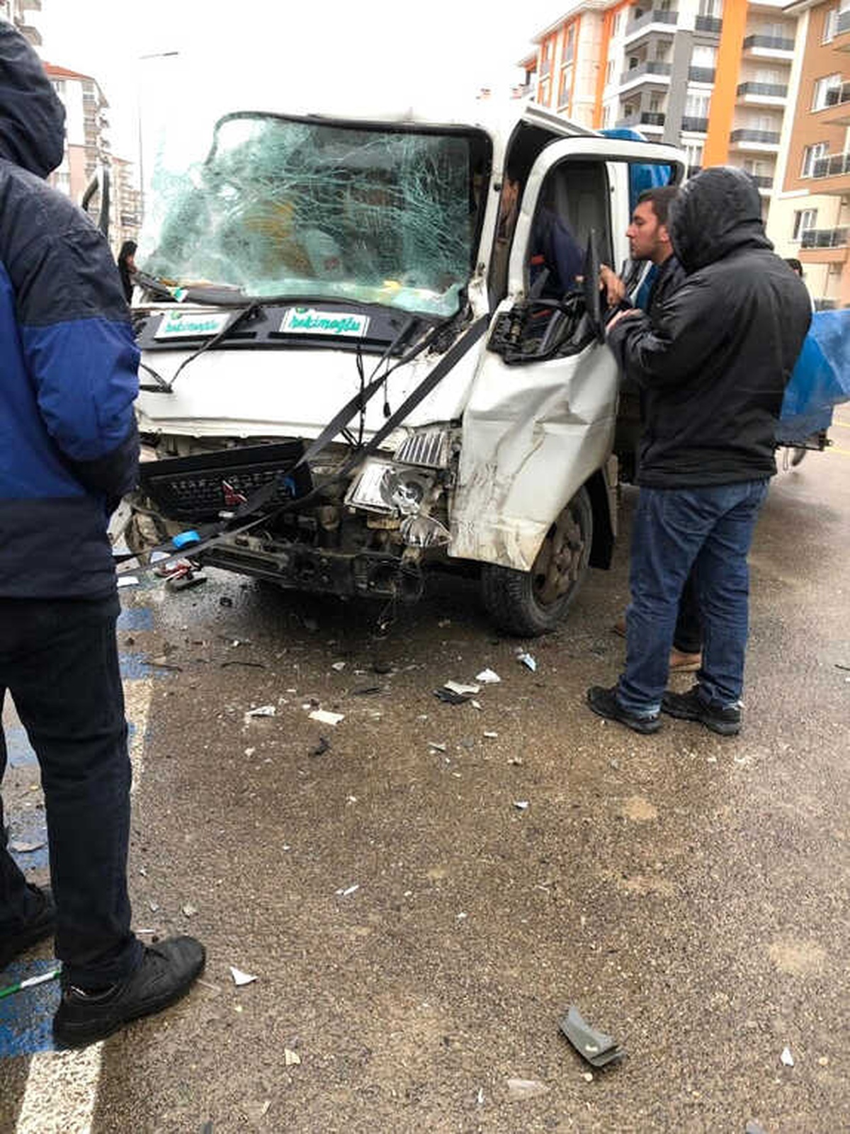 Kaza Yapan Kamyonette Sıkışan Yaralı Sürücüyü İtfaiye Kurtardı