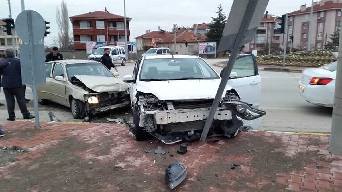 Konya\'da Trafik Kazası: 3 Yaralı