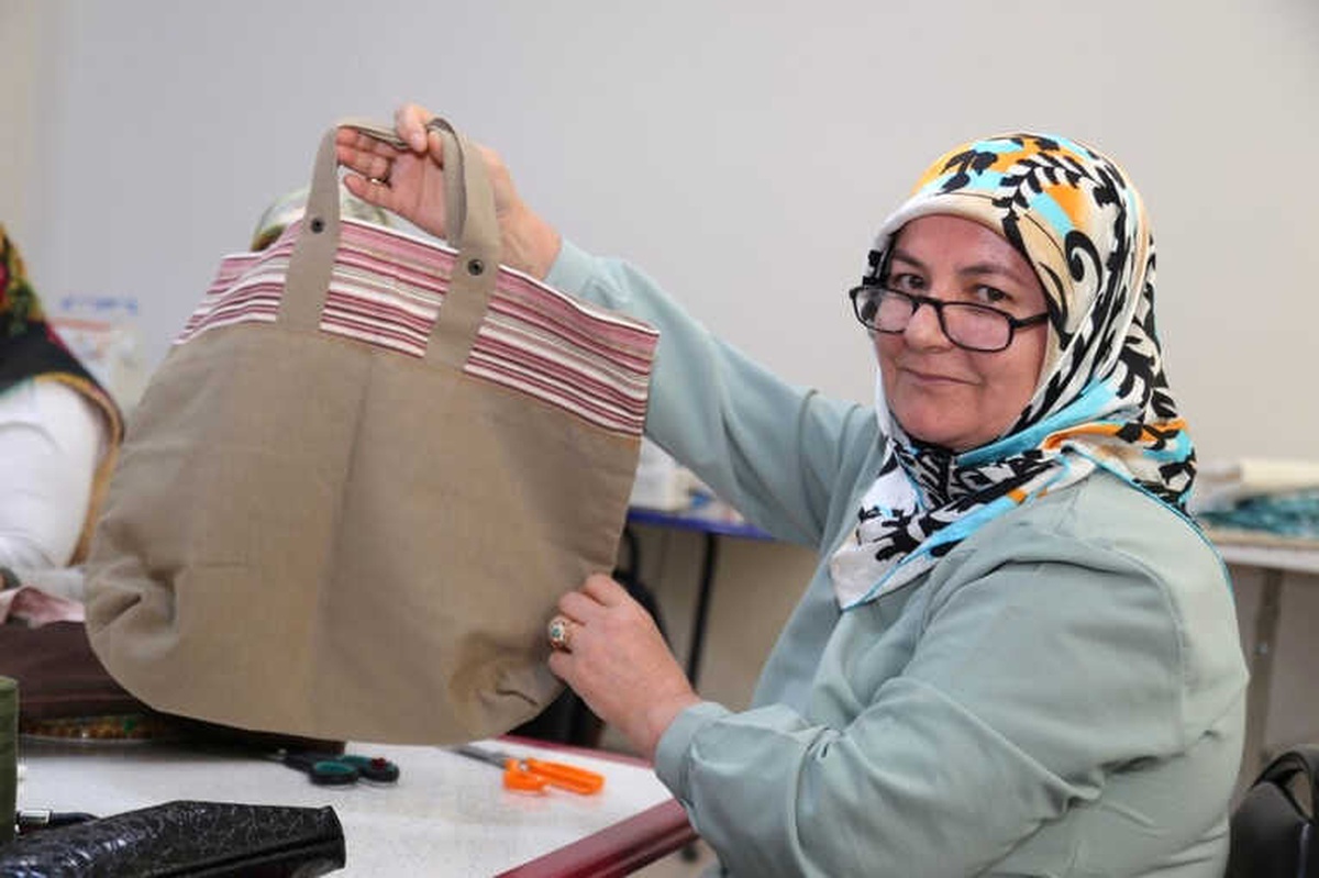 Naylon Poşet Yasağı İçin Kolları Sıvayıp Bez Torba Diktiler
