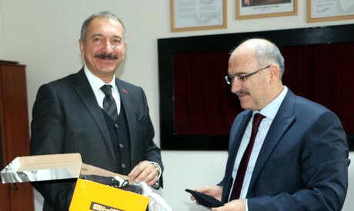 Okulda Görevli Polisten Örnek Davranış