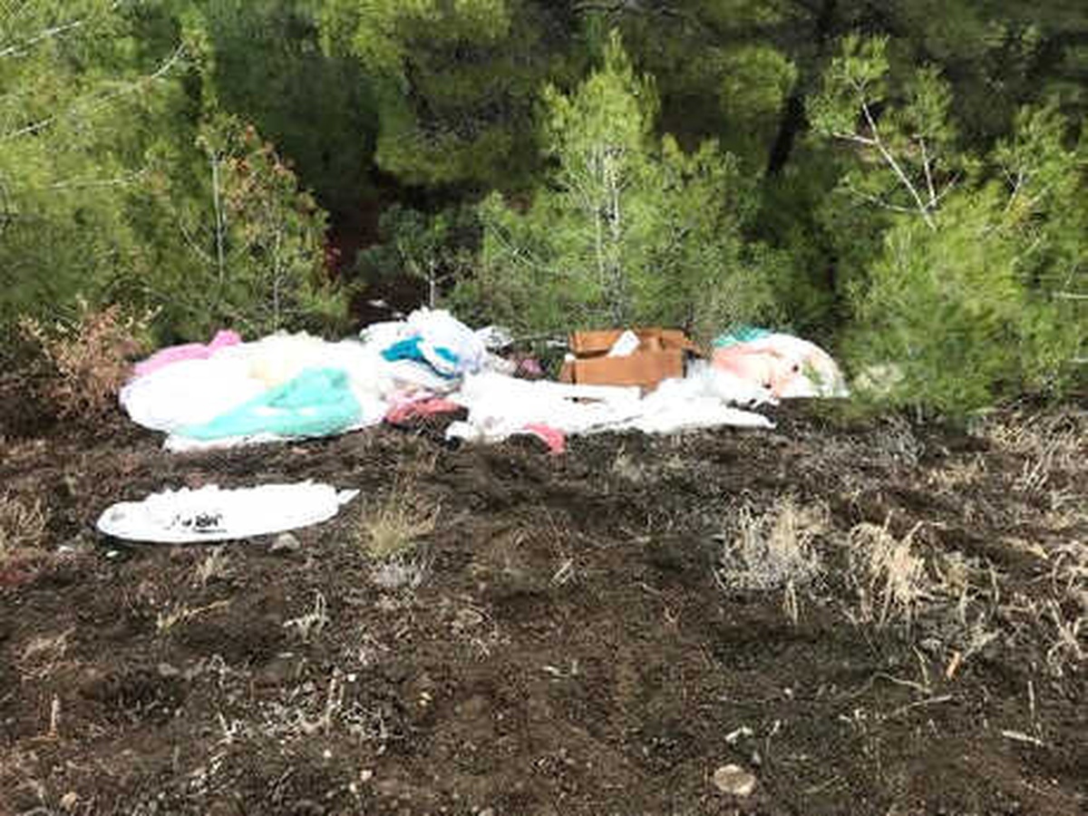 Ormanlık Alanda Çok Sayıda Gelinlik Bulundu