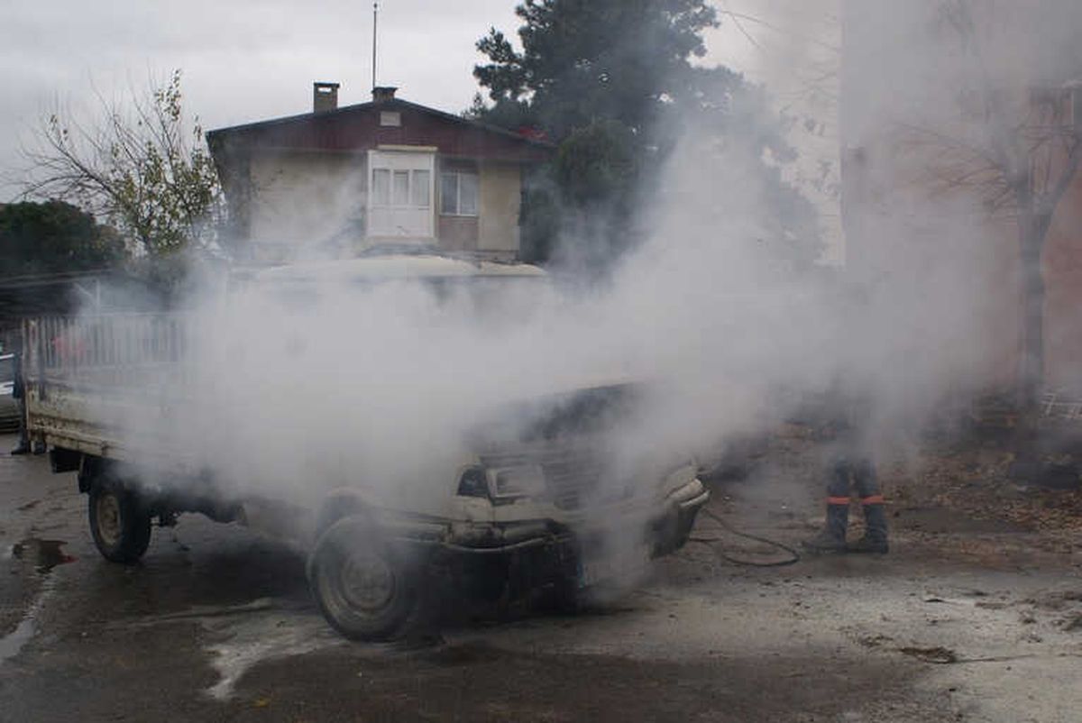 Otoparkta Yanan Araç Kullanılmaz Hale Geldi