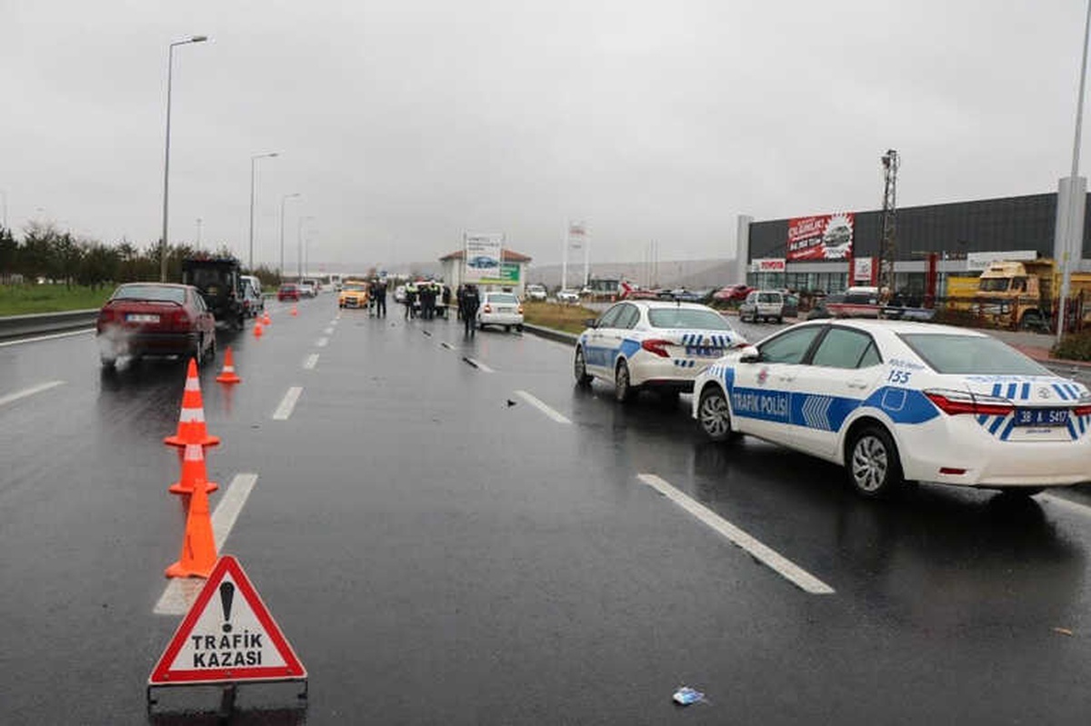 Polisten Kaçan Araç Refüje Çarpıp Yan Yattı: 1\'i Ağır 2 Yaralı