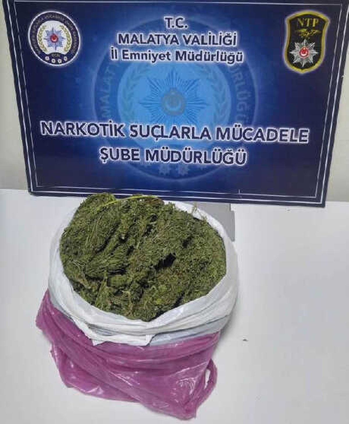 Polisten Kaçan Sürücünün Otomobilinden 985 Gram Esrar Çıktı