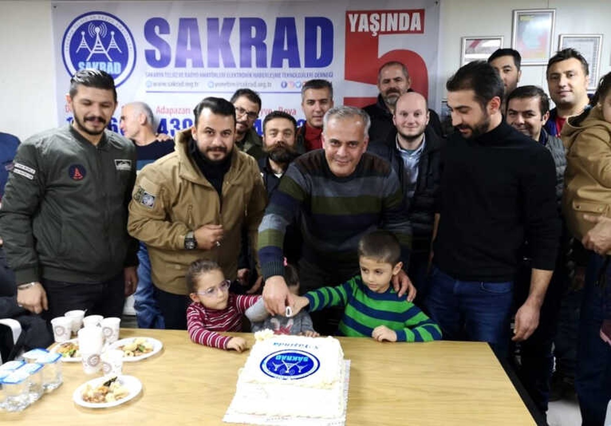Sakrad 5. Yaşını Pasta Keserek Kutladı