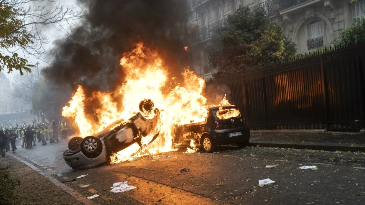 Sarı Yelekliler Protestoları: Paris\'teki Turistik Mekanlar Yarın Kapalı Olacak