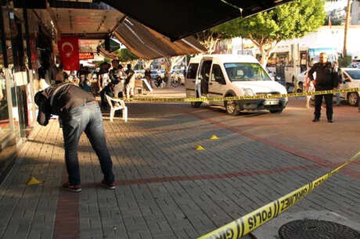 Silahlı Kavgada Yoldan Geçen Hemşire ve İşçi Vuruldu