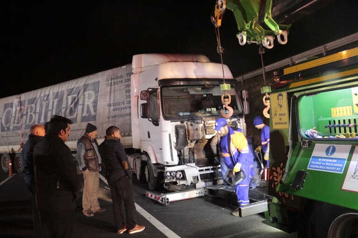 Silivri\'de Tır Karşı Şeride Girdi, Yolu Trafiğe Kapattı