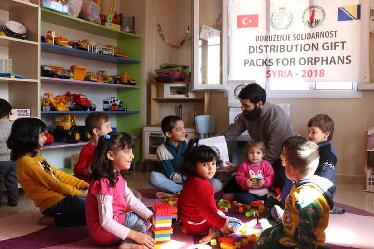 Suriyeli Yetimlere "Çocuk Paketi" Dağıtıldı