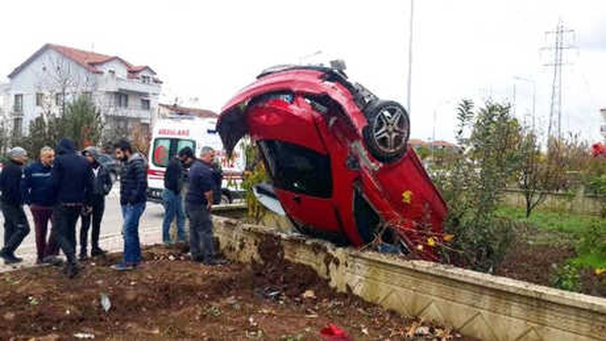 Takla Atan Otomobil, Bahçe Duvarının Üzerinde Ters Durdu: 2 Yaralı