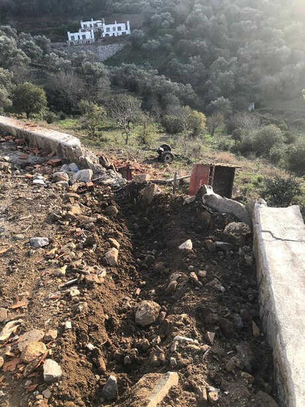 Traktör İstinat Duvarından Uçtu, Sürücü Ağır Yaralı