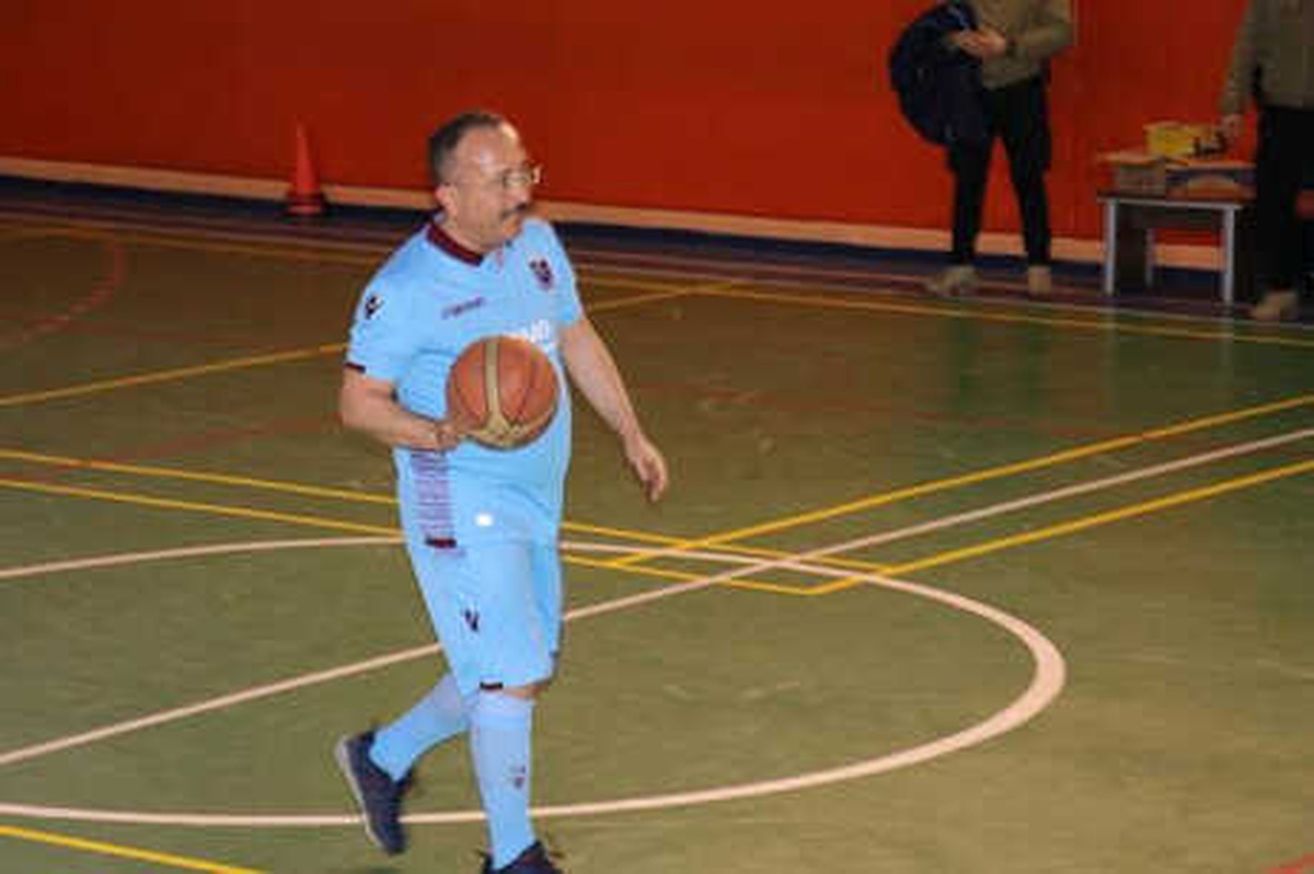Vali Atik, Kız Öğrencilerle Basketbol Oynadı