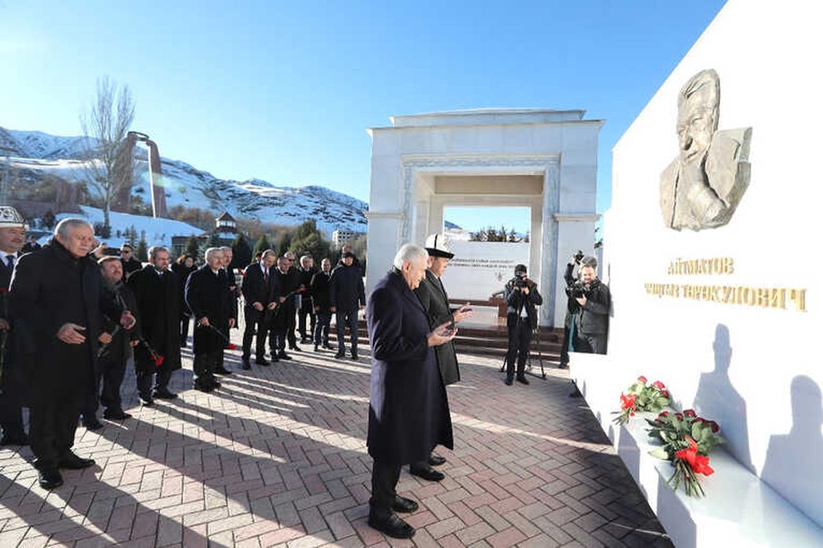 Yıldırım\'dan Cengiz Aytmayov\'un Kabrine Ziyaret