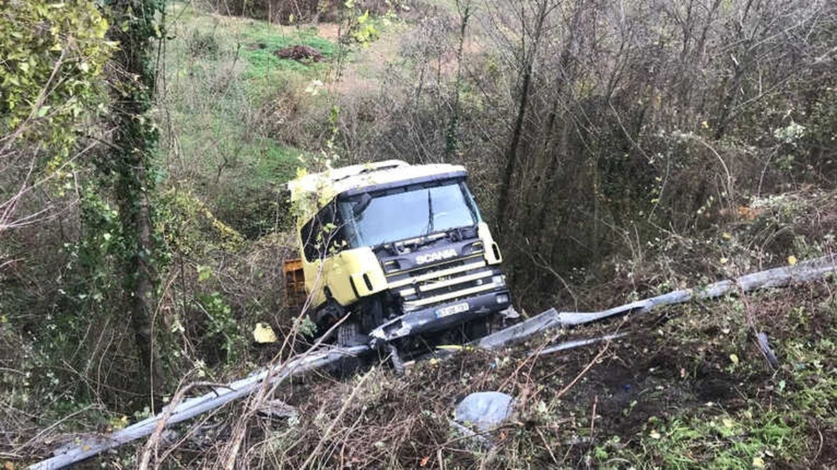 Yoldan Çıkan Tır Şarampole Yuvarlandı: 1 Yaralı