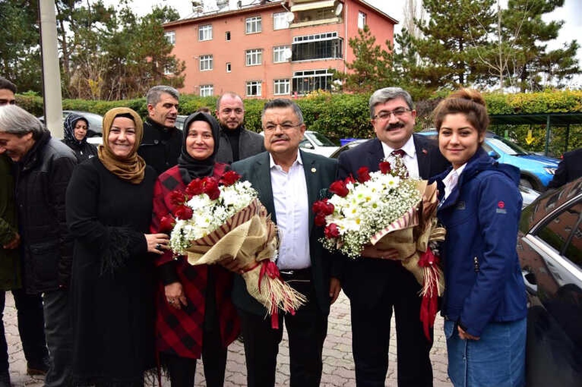Başkan Can\'a Miting Havasına Coşkulu Karşılama
