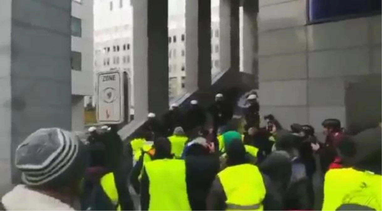 Brüksel\'de \'Sarı Yelekliler\' Avrupa Parlamentosu Binasına Girmeye Çalıştı