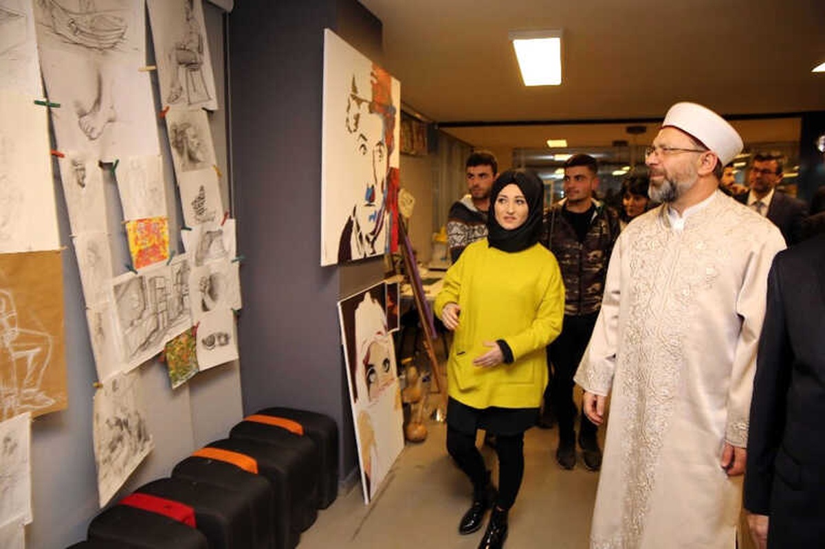 Diyanet İşleri Başkanı Erbaş, Gençlik Merkezi\'ni Ziyaret Etti