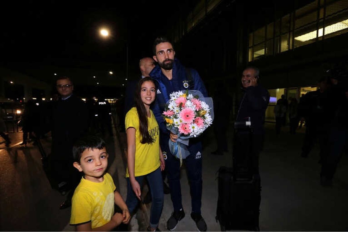 Fenerbahçe\'ye İzmir\'de Çiçekli Karşılama