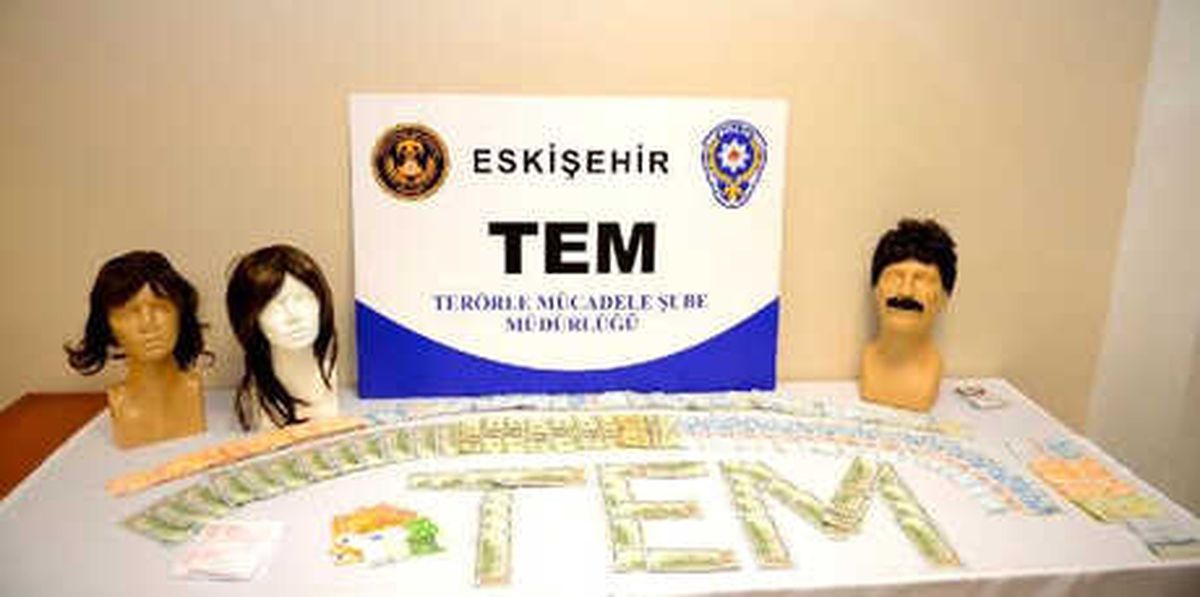 Fetö Şüphelilerinin Evlerinde Peruk ve Takma Bıyık Ele Geçirildi