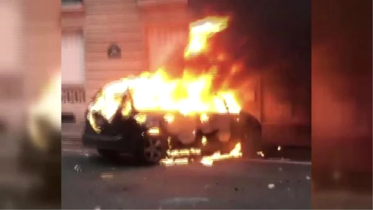 Fransa\'da Bazı Eylemciler Araçları Ateşe Verdi, Mağazaları Taşladı