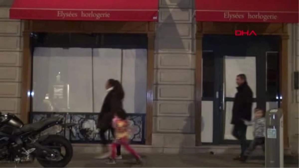 Fransa - Şanzelize\'de Dükkanların Vitrin ve Girişleri, Metal ve Tahta Plakalarla Kapatıldı