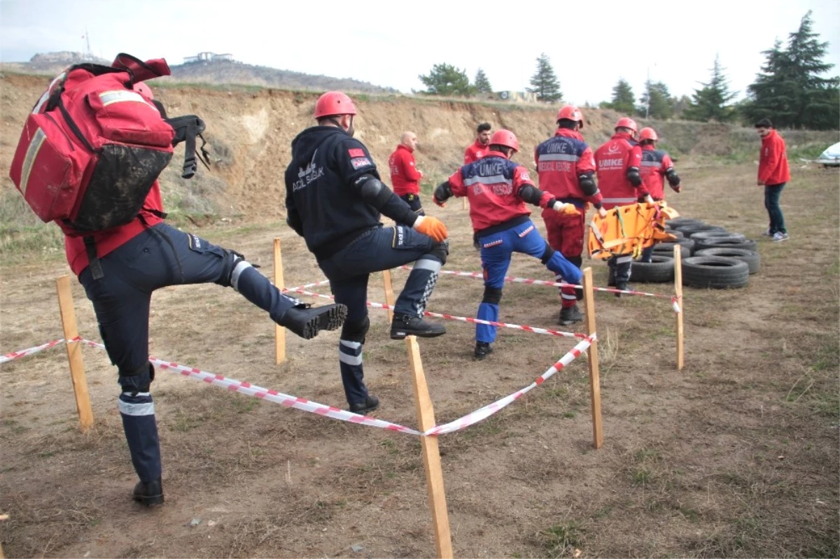 Gönüllü Sağlıkçılardan\' Komandalar Gibi Eğitim