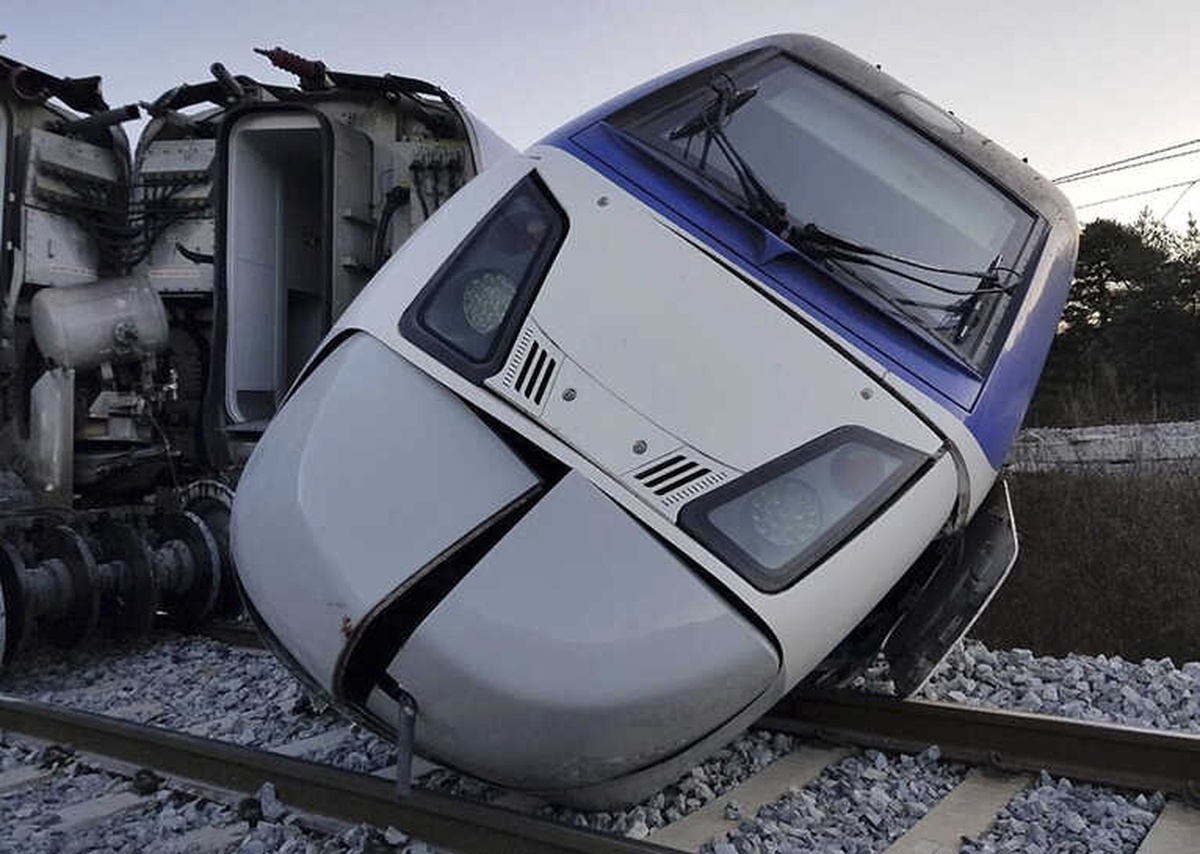 Güney Kore\'de Yüksek Hızlı Tren Raydan Çıktı: 15 Yaralı