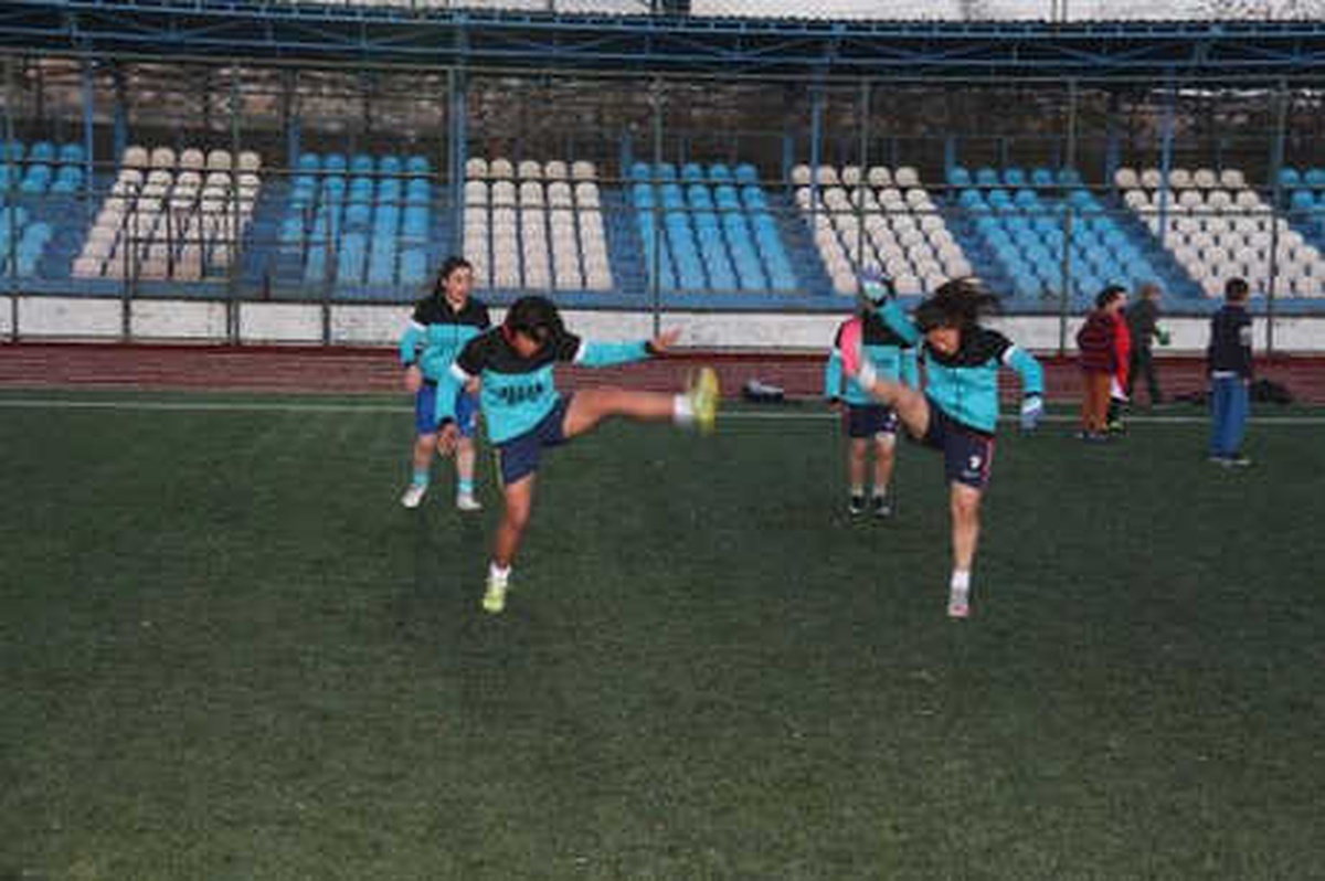 Hendekler Nedeniyle Sahaya Çıkamayan Kadın Futbol Takımı İddialı