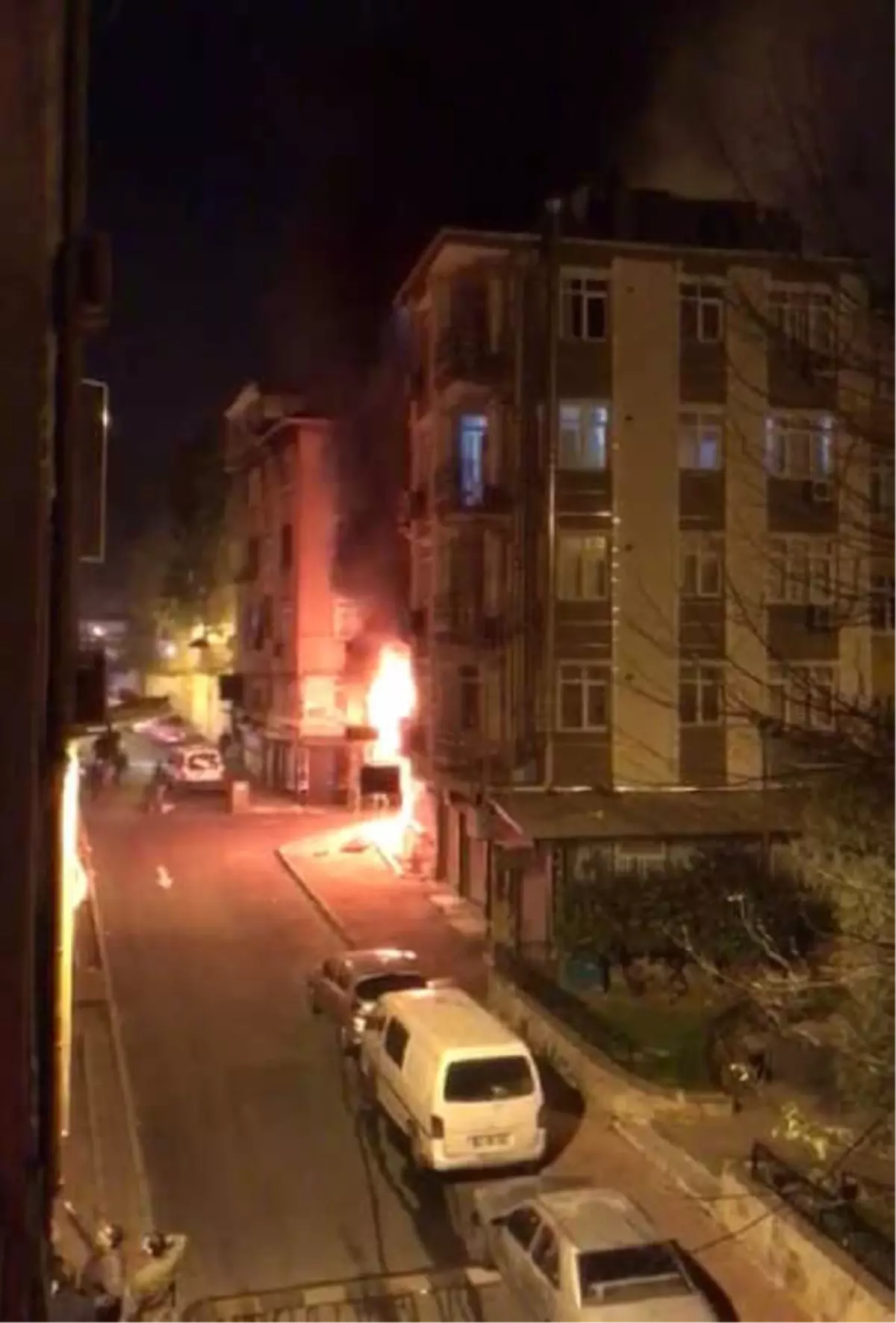 İş Yeri Alev Alev Yandı, Mahsur Kalan 10 Kişiyi İtfaiye Kurtardı