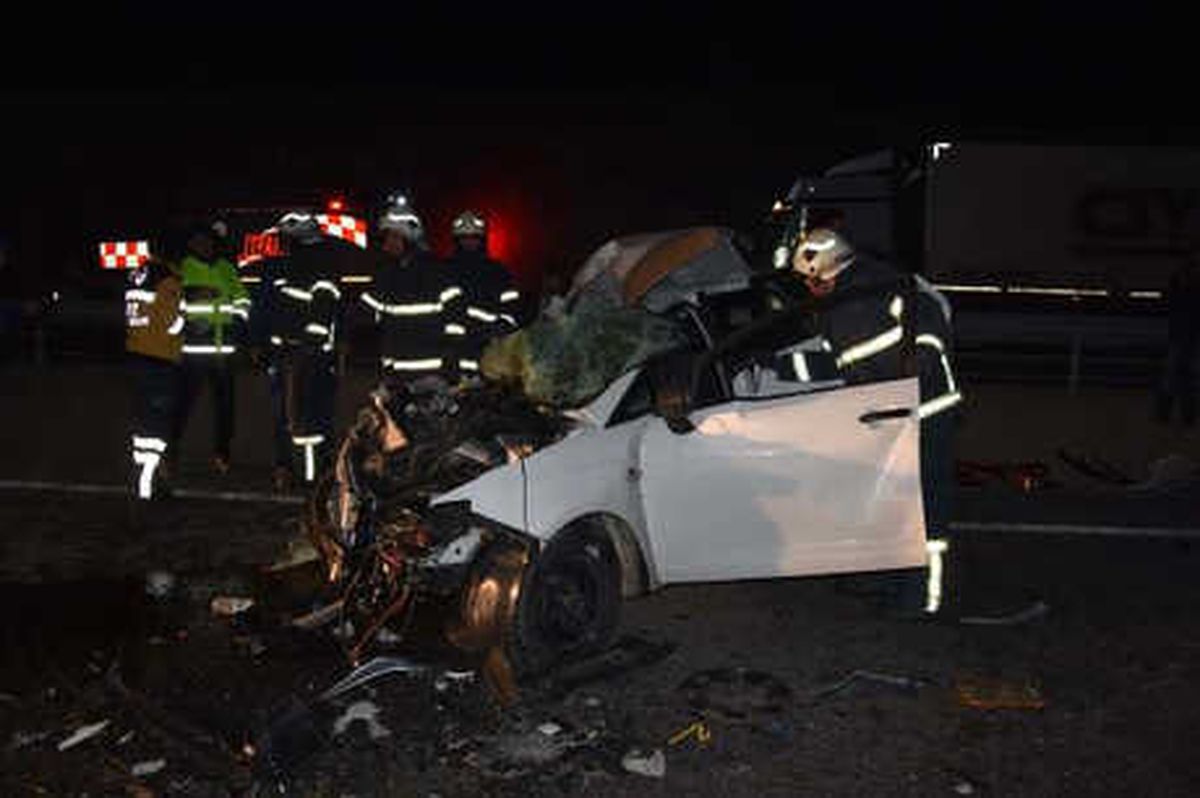 Kamyona Çarpan Otomobilde Baba Öldü, Anne ile Oğlu Yaralı