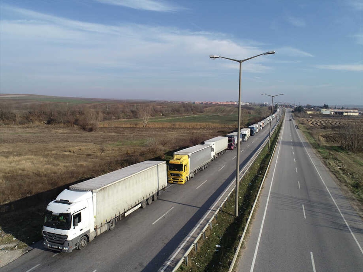 Kapıkule\'de 13 Kilometre Tır Kuyruğu