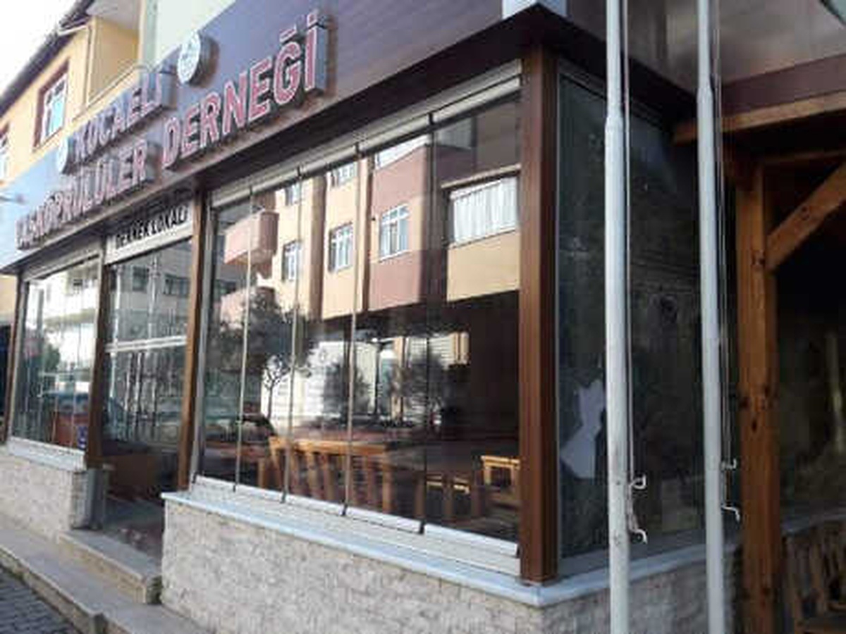 Odunla İş Yerleri ve Araçların Camlarını Kırdı
