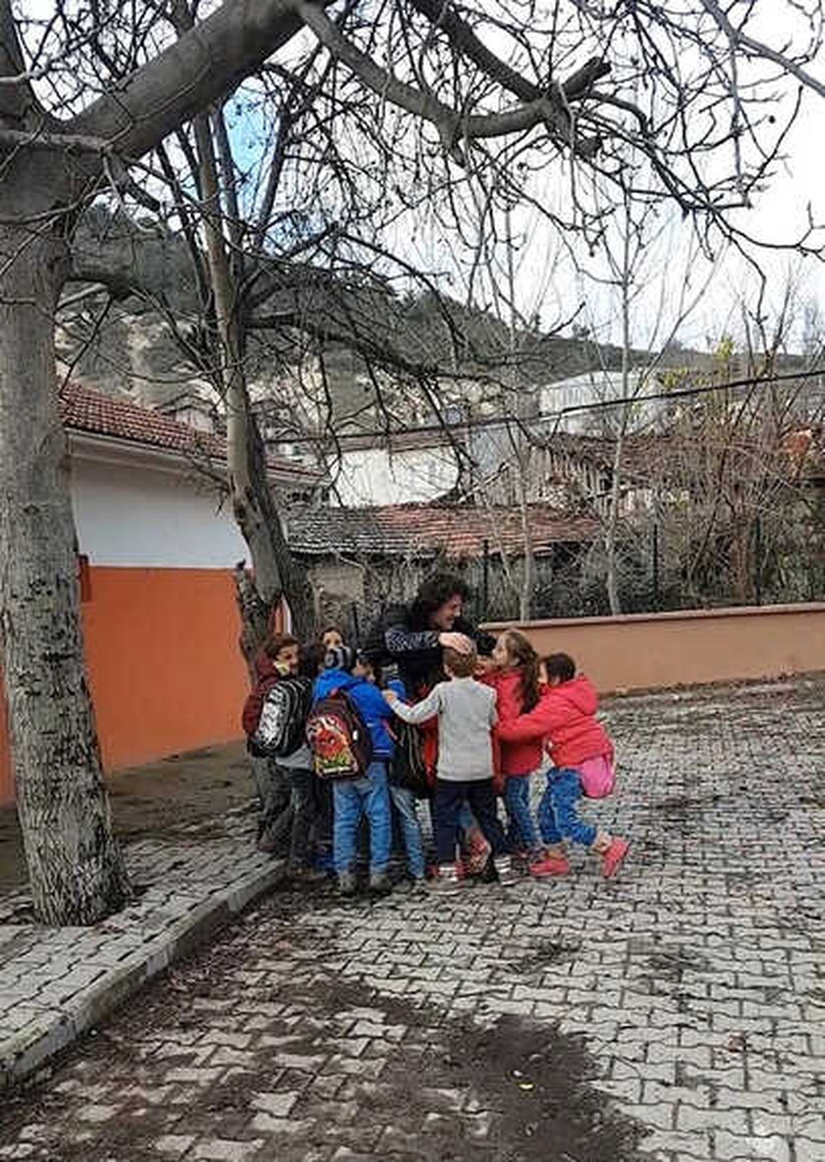 Öğretmen Kaçtı, Öğrenciler Kovaladı