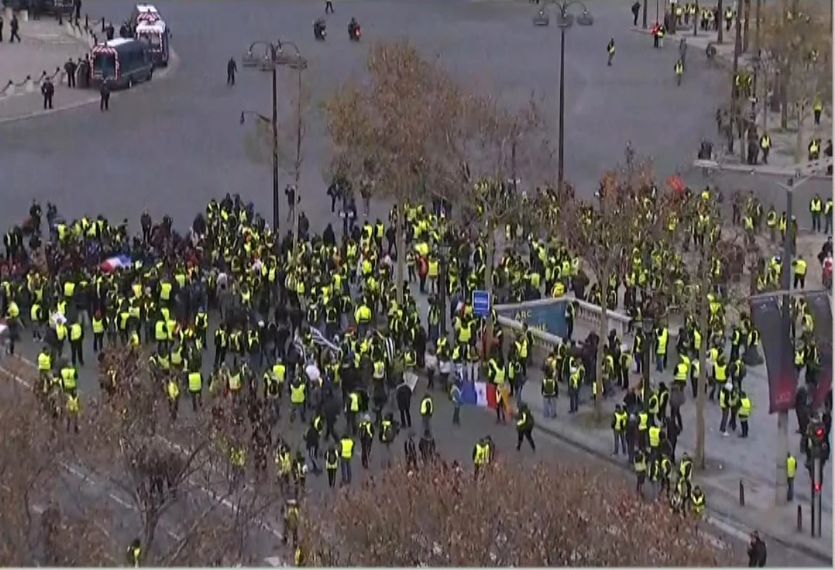 Paris\'te Büyük Gösteri Öncesi Polis Harekete Geçti! 32 Eylemci Gözaltına Alındı