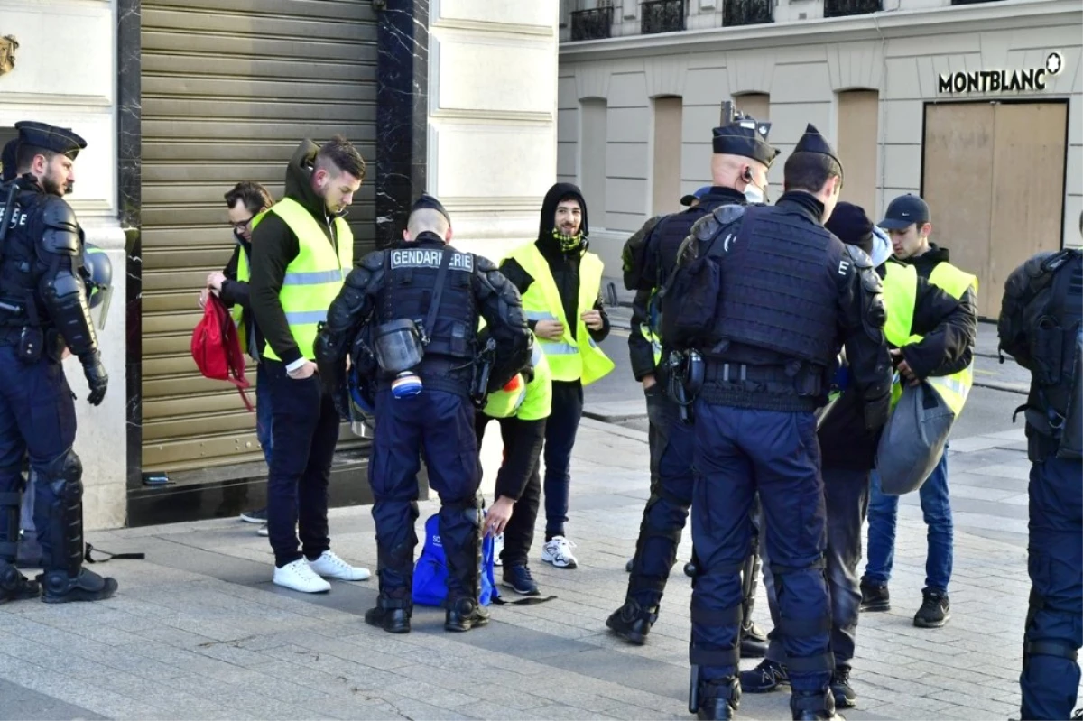 Paris\'te "Sarı Yelekliler" Alarmı