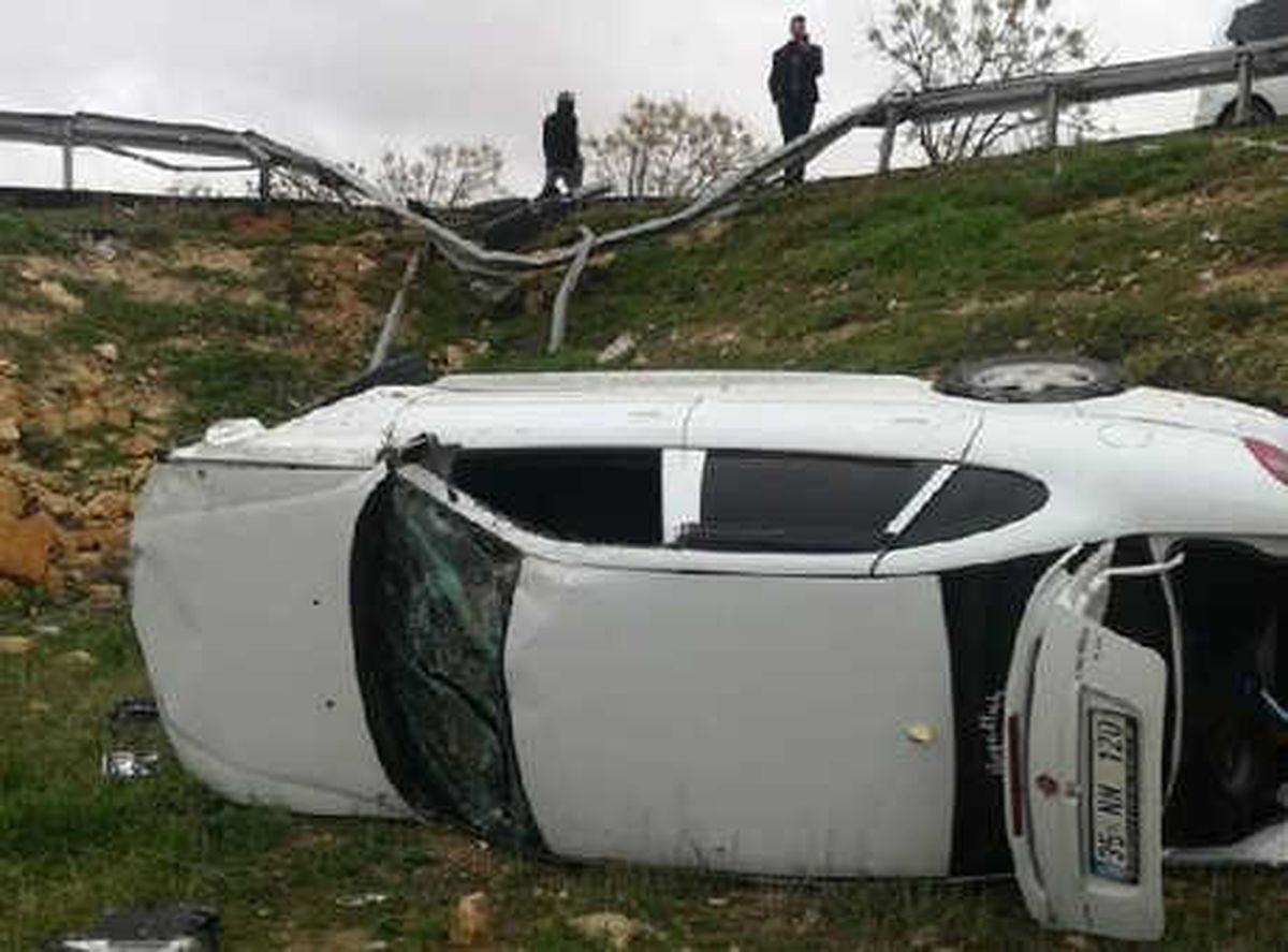Şanlıurfa\'da Otomobil Devrildi: 2 Yaralı