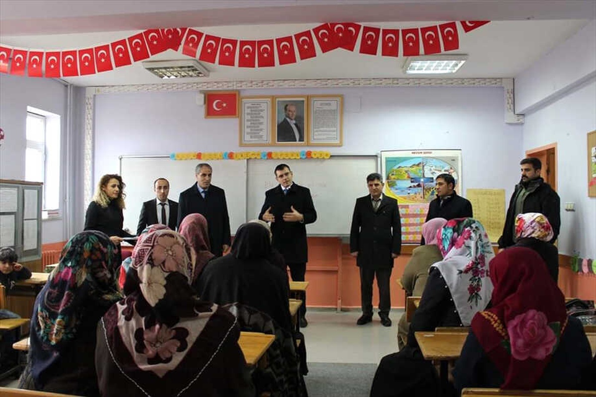 Saray\'da Kadın Kursiyerler Okuryazarlık Belgesi Aldı