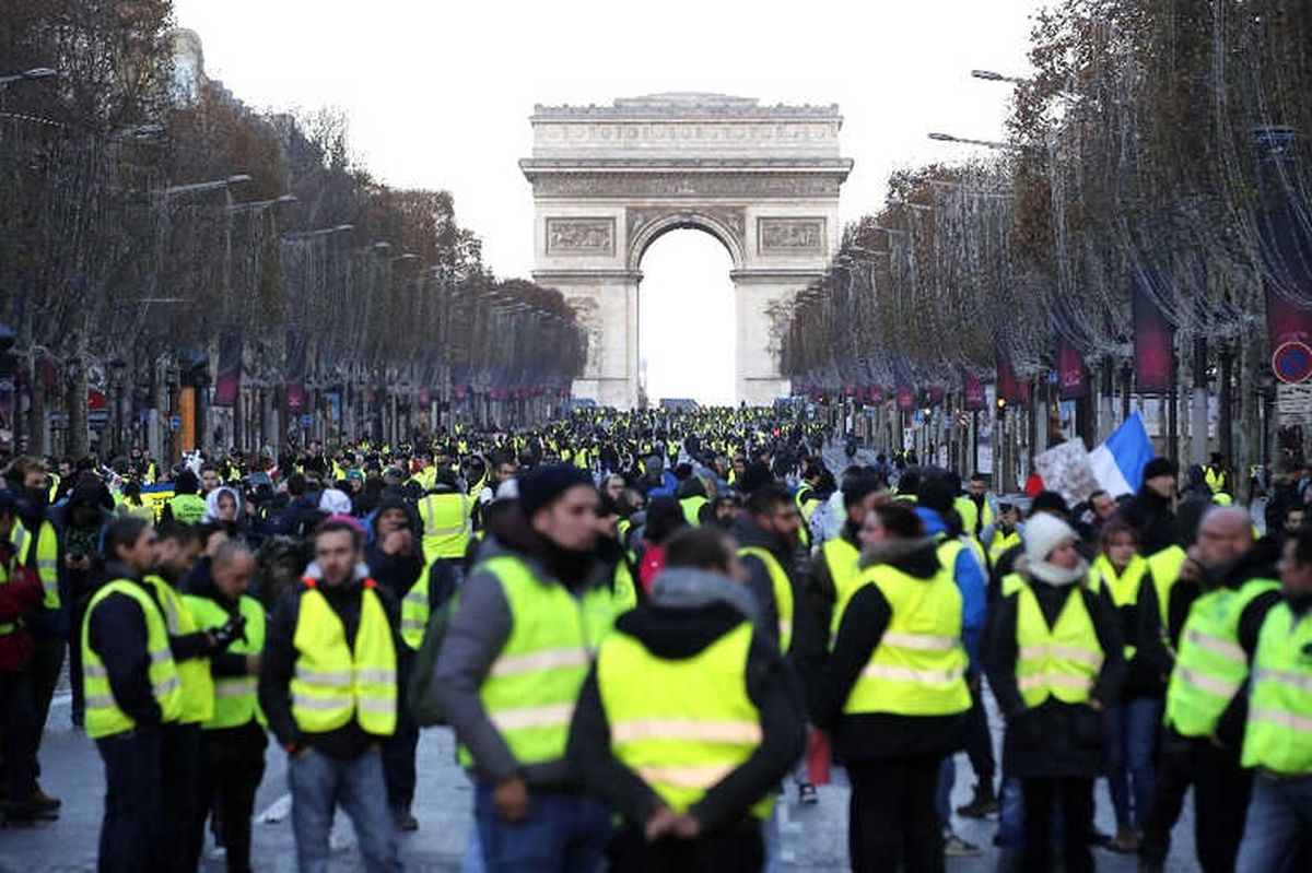 Sarı Yelekliler Macron\'un İstifasını İstiyor