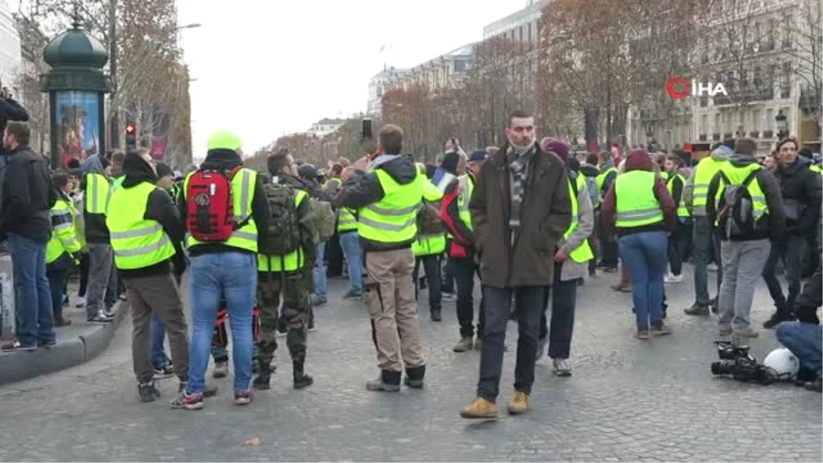 Sarı Yelekliler Macron\'un İstifasını İstiyor- Paris\'te Beklenen \'Şiddetli\' Protestolar Başladı