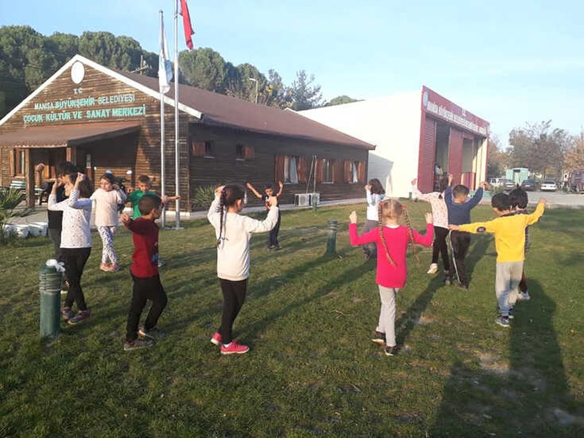 Selendili Çocuklar Eğlenerek Öğreniyor