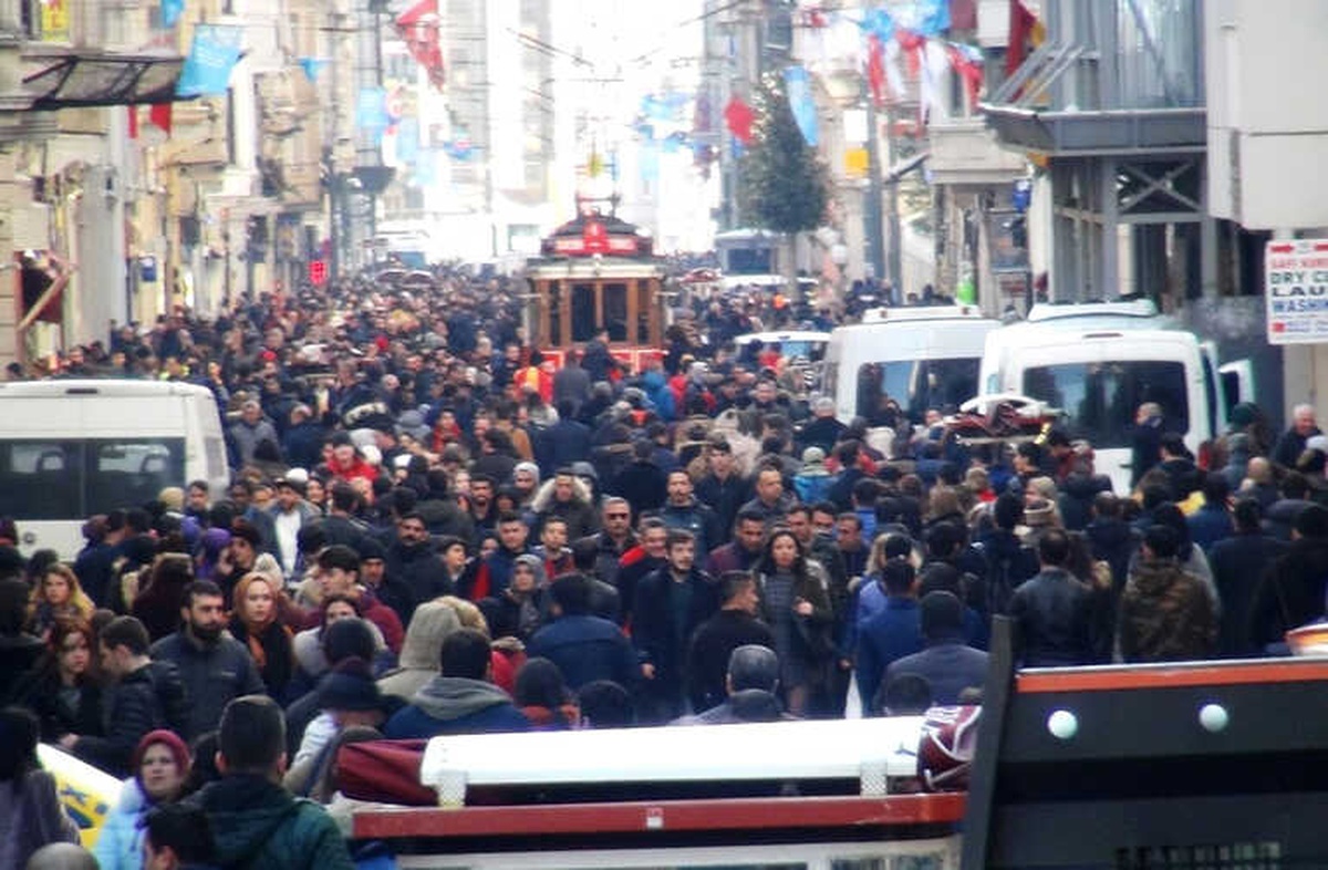 Sıcak Havayı Fırsat Bilen Vatandaşlar Taksim\'e Akın Etti