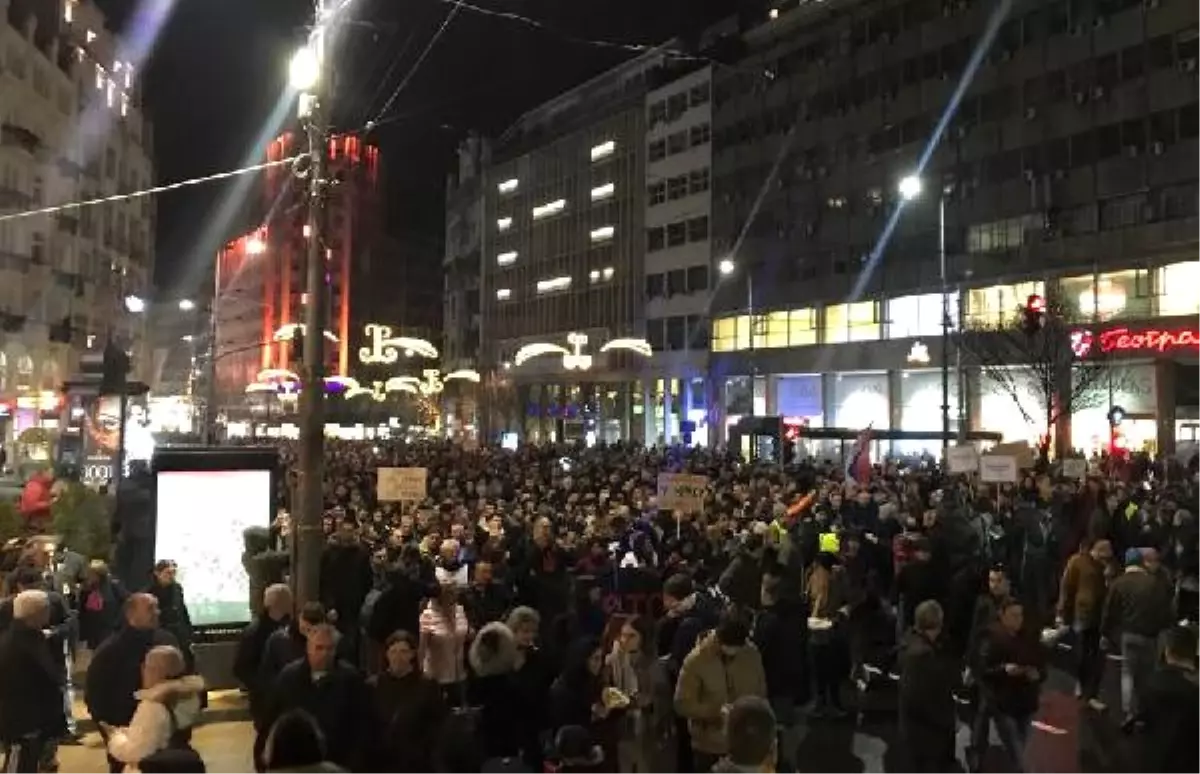 Sırbistan Cumhurbaşkanı ve Hükumet, Belgrad\'da Protesto Ediliyor