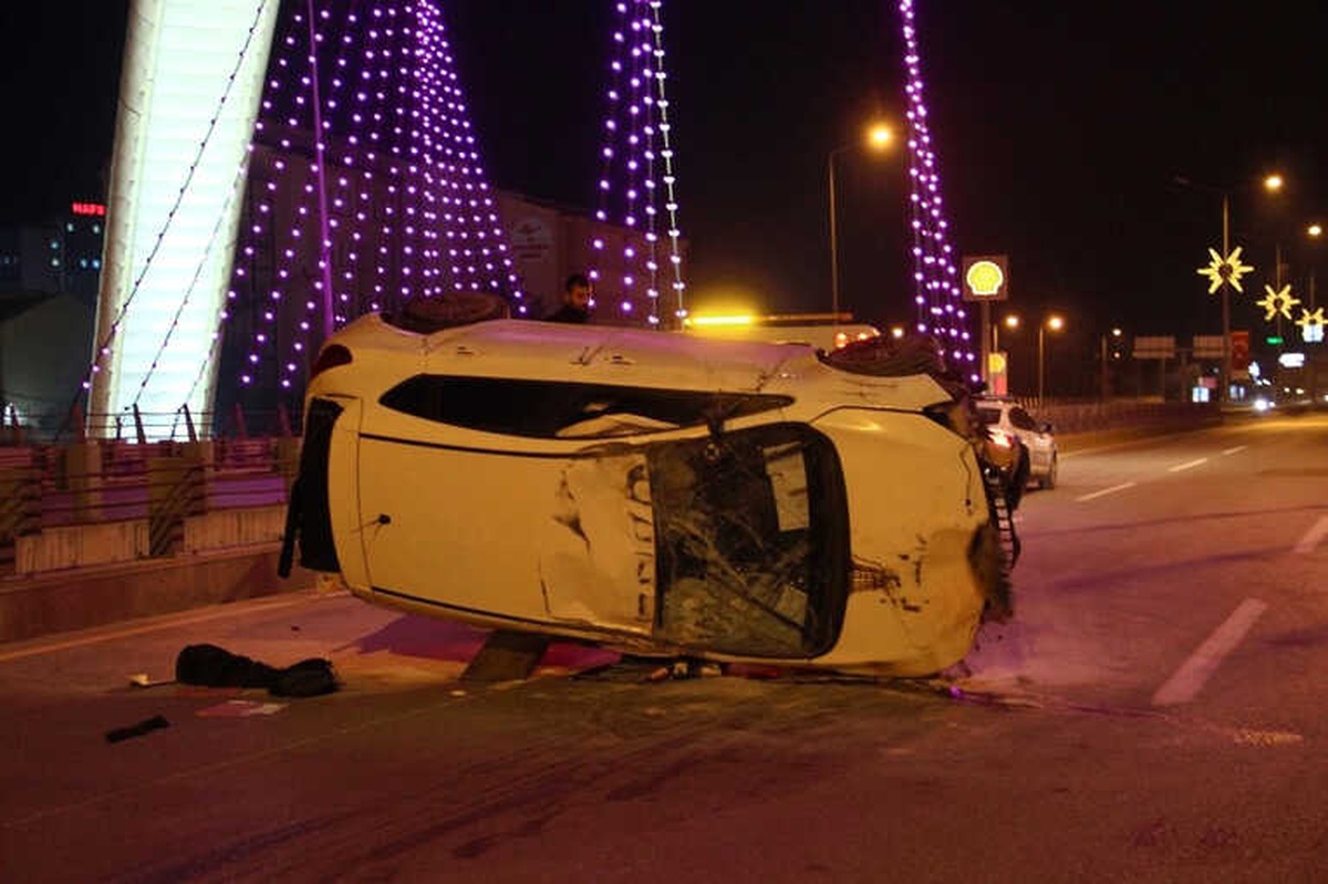 Takla Atan Otomobilden Burunları Kanamadan Çıktılar