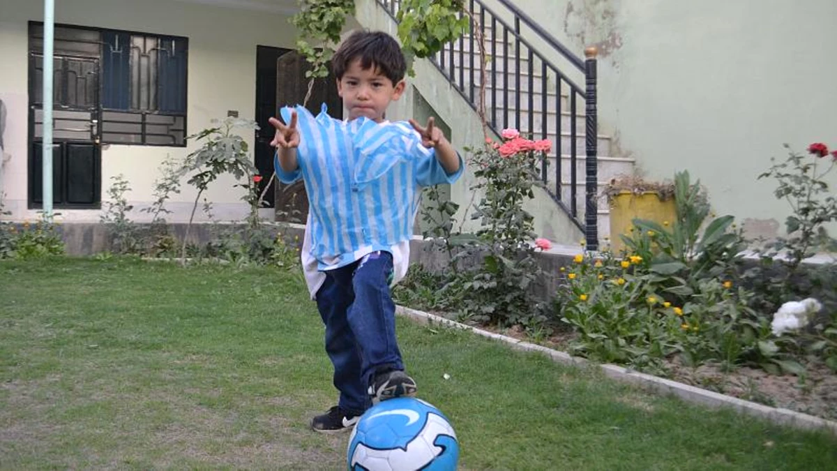 Video | Messi\'den Aldığı İmzalı Formayla Taliban\'ın Hedefi Olan Afgan Çocuk Evini Terk Etti