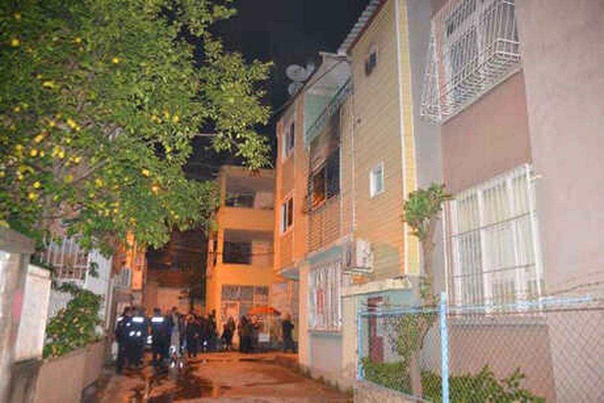 Yangında Mahsur Kalan 4 Kişiyi İtfaiye Kurtardı