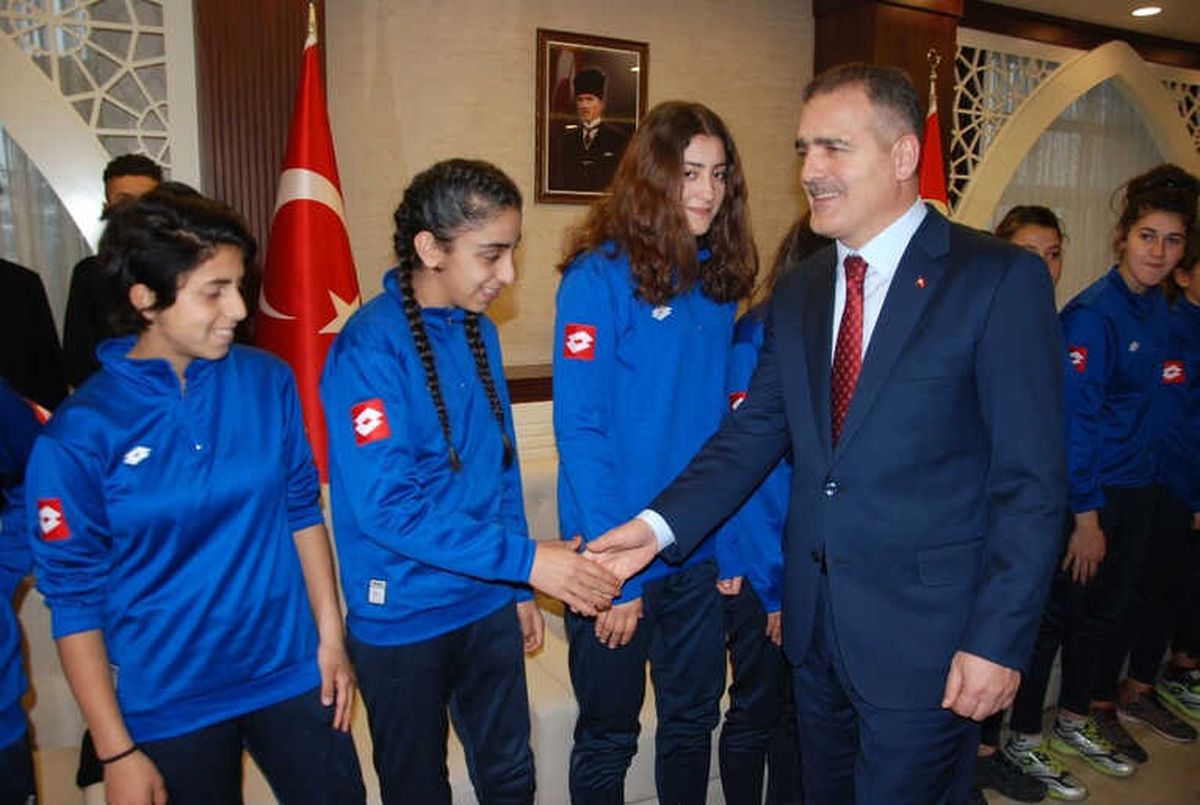 Yüksekova Belediyespordan Vali Akbıyık\'a Ziyaret
