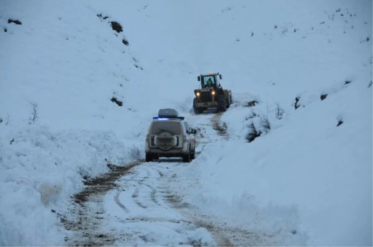 Yüksekova\'da Kardan Kapanan Yol Açılıp, Hastaya Ulaşıldı